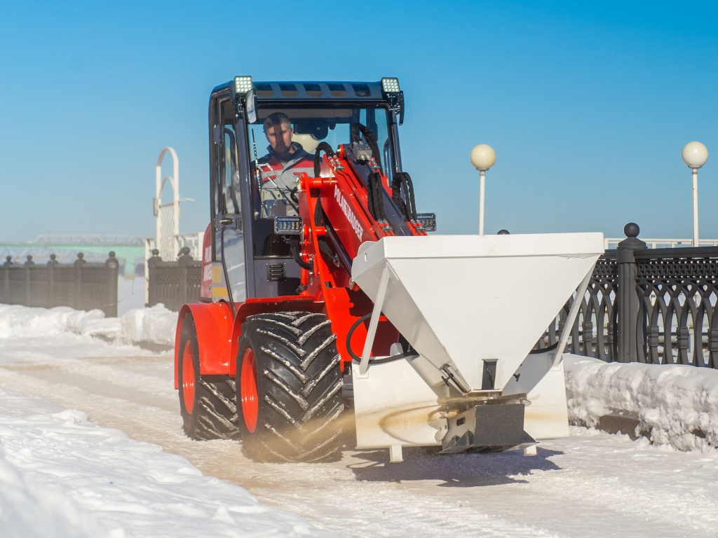 Мини-погрузчик Polar Badger с пескоразбрасывателем