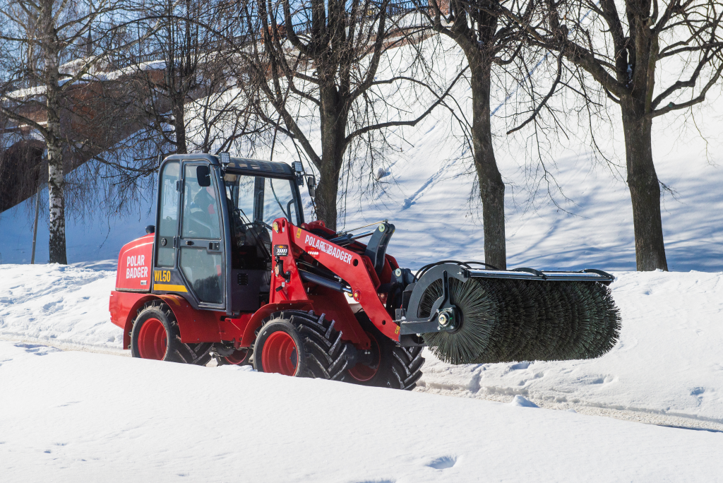 Мини-погрузчик Polar Badger с подметальной щеткой для уборки улиц