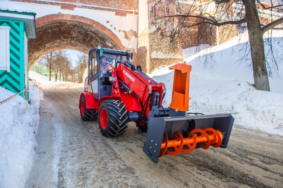 Шнекороторный снегометатель для шарнирно-сочлененного мини-погрузчика