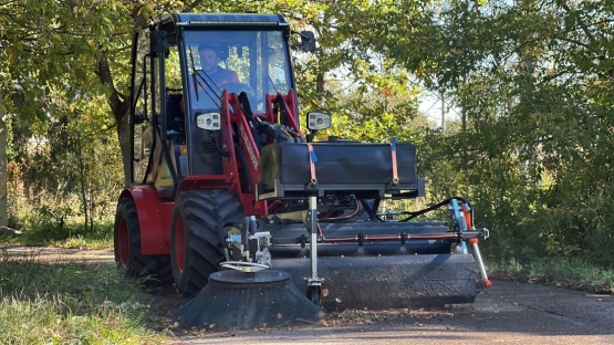Щетка подметальная с бункером для мини-погрузчиков