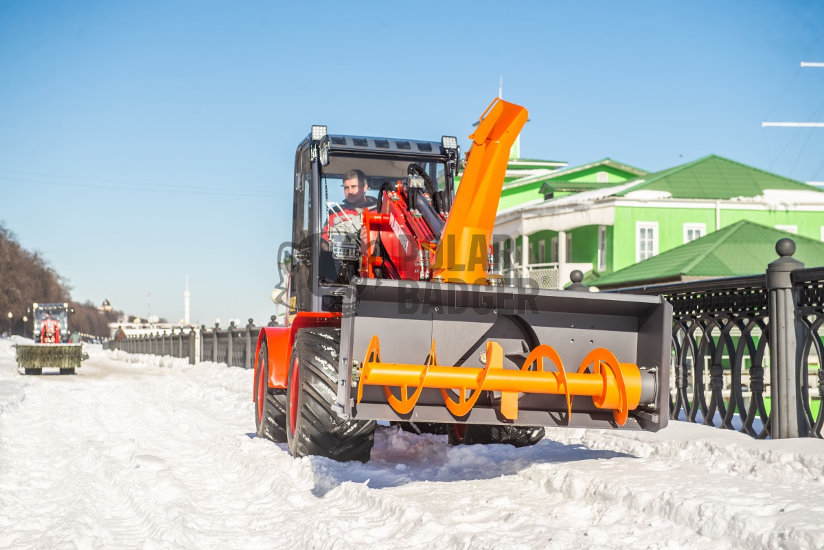 Минипогрузчик Полар Бадгер с шнекороторным снегометателем
