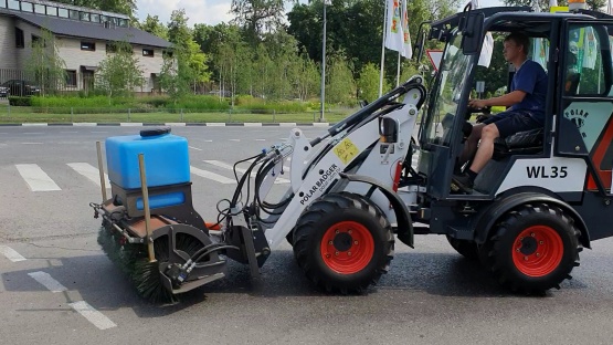 Подметальная щетка с поливом для минипогрузчика Полар Баджер