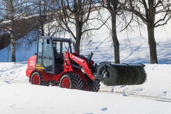 Подметальная щетка с поворотом для мини-погрузчика Polar Badger