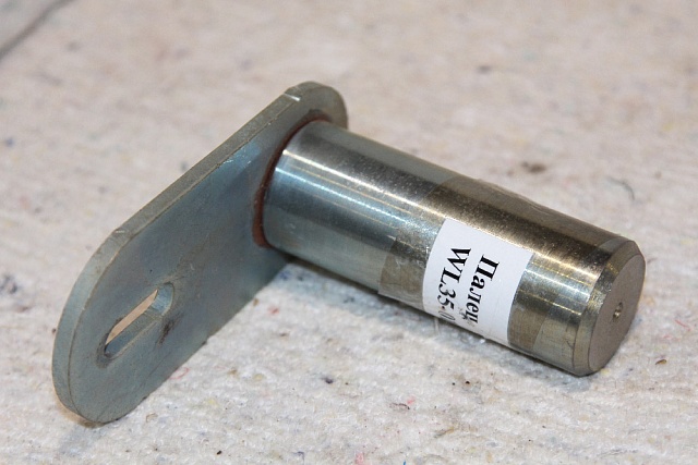 Палец шарнирный с креплением WL35-010200