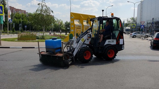 Подметальная щетка с поливом для шарнирно-сочлененого мини-погрузчика Polar Badger