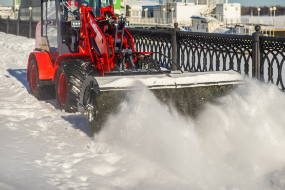 Подметальная щетка с поворотом для минипогрузчика Полар Баджер