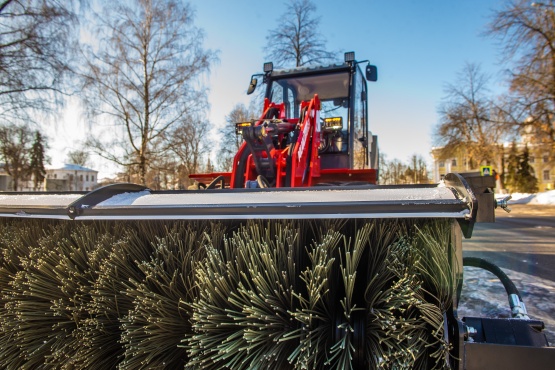 Щетка подметальная с поворотом для шарнирно-сочлененного минипогрузчика