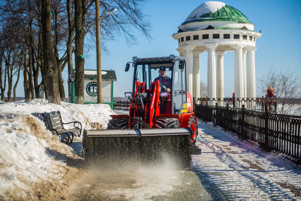 Минипогрузчик Полар Баджер в процессе уборки снега