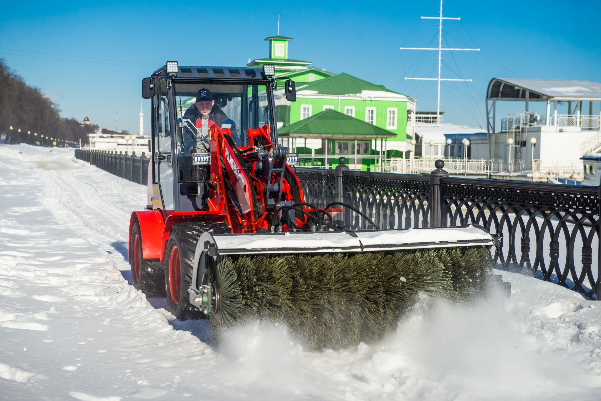 Уборка снега мини-погрузчиком Полар Баджер с дорожными щётками